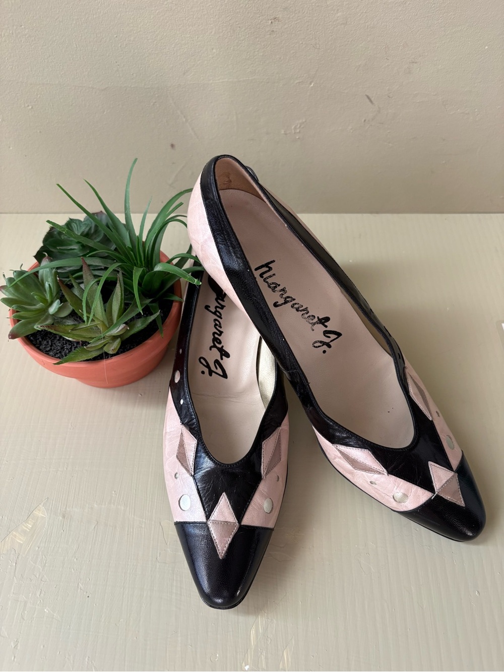 Margaret Jerrold Black Beige Leather Pointed Toe designer heels Spain Sz 8.5